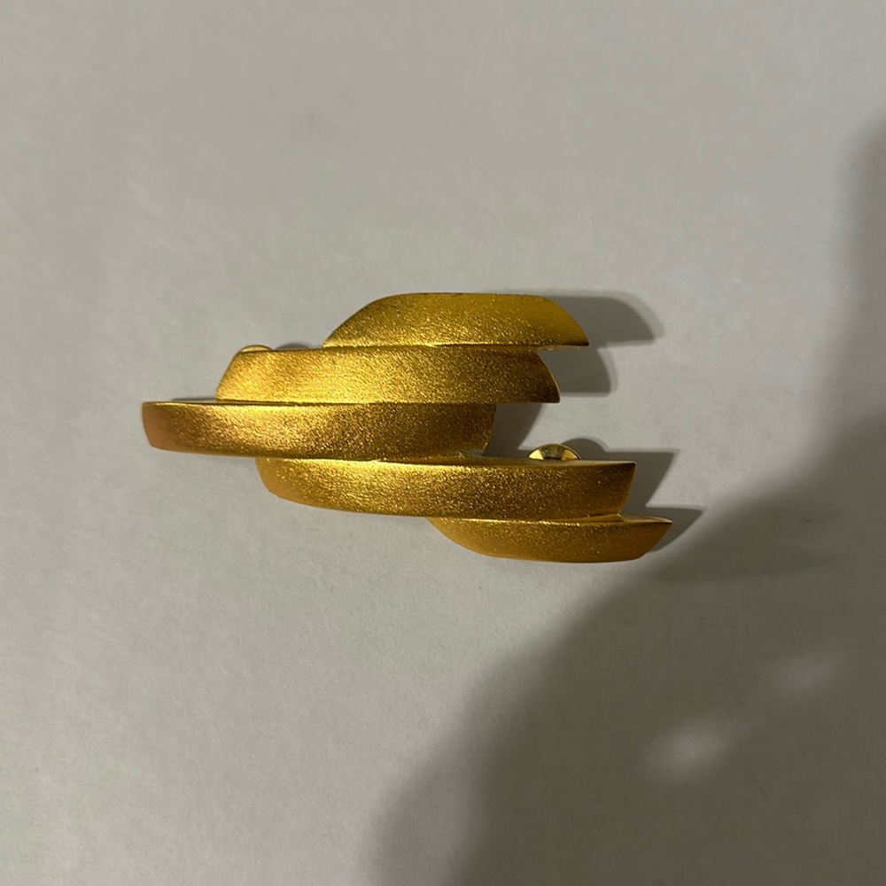 Vtg Lee Wolfe modernist brushed goldtone brooch